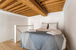 1 dormitorio, tabla de planchar con plancha, wifi y ropa de cama