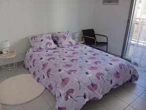 1 soverom og strykejern/-brett