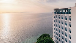 A high-rise hotel with a view of the sea. - Signature Blue Resort (Kuşadası)