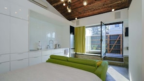 Iron/ironing board, free WiFi, bed sheets