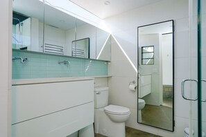 تجهيزات دش، مجففات شعر، مناشف، صابون