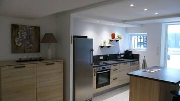 Een koelkast, een magnetron, een oven, een kookplaat