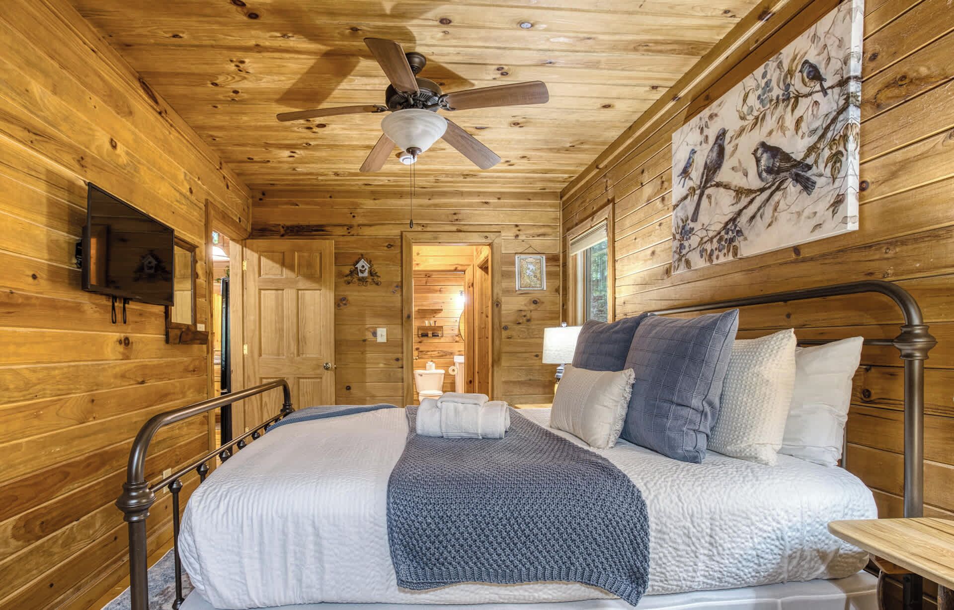 2 bedrooms, desk, iron/ironing board, WiFi
