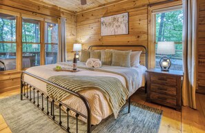 2 bedrooms, desk, iron/ironing board, WiFi