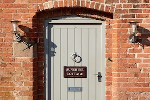 Exterior - Spacious Luxury Cottage for Larger Groups, No Deposit (Ashbourne)