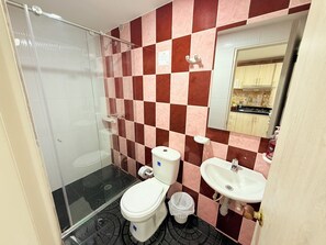 Douche, serviettes fournies, savon, papier toilette
