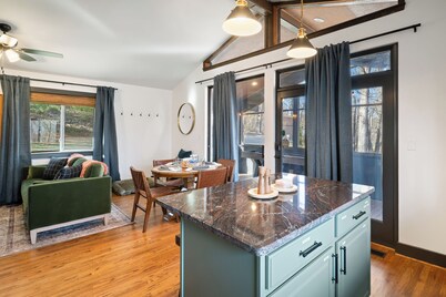 Secluded•Hot tub•Fire pit•Pet-friendly Cabin