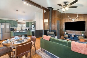 Smart TV, books, printers - Secluded•Hot tub•Fire pit•Pet-friendly Cabin (Shenandoah)