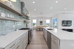 Fridge, microwave, oven, stovetop - Oceans 11–Huge Ocean Views, Pool & Steps to Beach (St. Augustine)