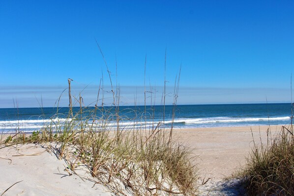 In Strandnähe, Liegestühle, Strandtücher