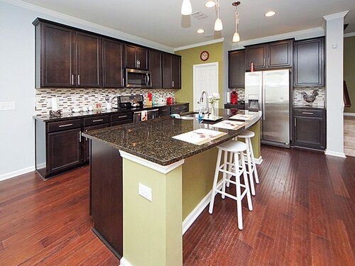 Spacious, charming 2-Story Retreat in Beautiful Summerville – Sleeps 8+