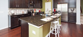 Spacious, charming 2-Story Retreat in Beautiful Summerville – Sleeps 8+