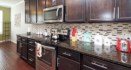 Spacious, charming 2-Story Retreat in Beautiful Summerville – Sleeps 8+