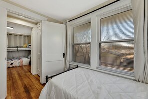 4 quartos, ferros/tábuas de passar roupa, berço de viagem