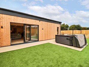 Garden - Holiday Home in Cotswolds With Hot Tub (Cheltenham)