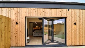 Cottage | Exterior - Holiday Home in Cotswolds With Hot Tub (Cheltenham)