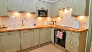 Cottage | Private kitchen - Holiday Home in Cotswolds With Hot Tub (Cheltenham)