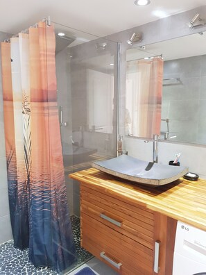 Douche, séchoir à cheveux, serviettes fournies, papier de toilette