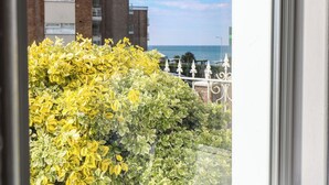 Udsigt til en bygning med balkon der kigger ud over vandet.