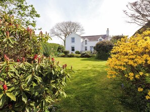 Property grounds - Bryn Tirion (Pwllheli)