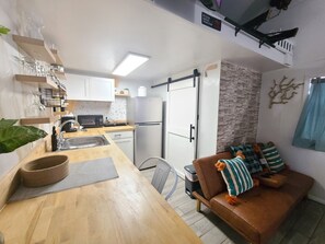 Private kitchen - Charming 2 bedroom tiny barn with WiFi and AC in quaint Casselberry (Casselberry)