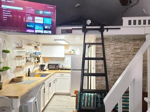 Private kitchen - Charming 2 bedroom tiny barn with WiFi and AC in quaint Casselberry (Casselberry)