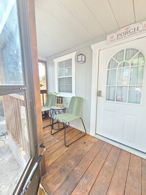 Terrace/patio - Charming 2 bedroom tiny barn with WiFi and AC in quaint Casselberry (Casselberry)