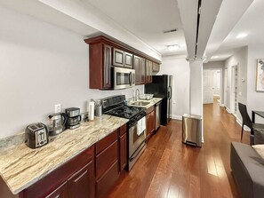 Frigorífic, microones, forn i placa de cuina 