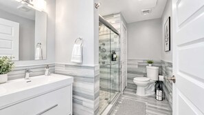 Douche, sèche-cheveux, shampoing