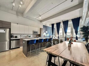 Frigorífico, microondas, horno y placa de cocina