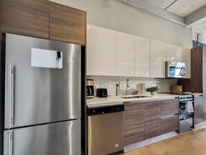 Frigorífico, microondas, horno y placa de cocina