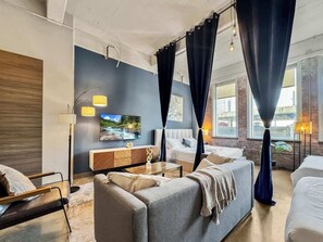 Una televisión, una oficina