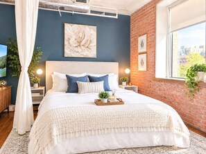 Room - Modern 2BR | Heart of Town | Sleep 16 | Valet Park (Dallas)