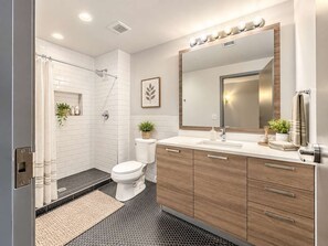 Bathroom - Modern 2BR | Heart of Town | Sleep 16 | Valet Park (Dallas)