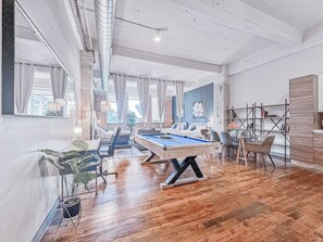 Games room - Luxury 2BD | DT Dallas | Sleeps 16 | Free Parking (Dallas)