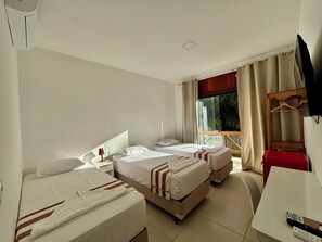 Economy Triple Room | Premium bedding, Select Comfort beds, free WiFi, bed sheets - Pousada Mel do Cacau (Itacare)