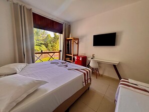 Comfort trippelrum - utsikt mot trädgården | Gratis wi-fi och sängkläder