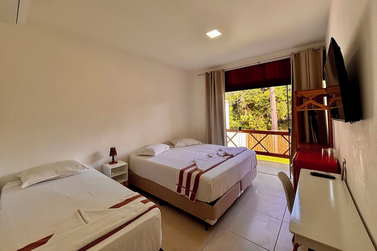 Habitación triple Confort, vista al jardín | Wifi gratis y ropa de cama