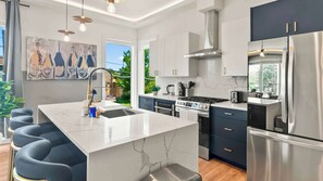 Réfrigérateur, micro-ondes, plaque de cuisson, lave-vaisselle