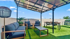 Outdoor dining - Chic 3BR Retreat | Rooftop & Parking | Sleeps 11 (Dallas)