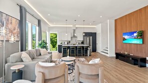TV, offices - 3BR Dallas Oasis w/ Rooftop Deck Parking | Fits 11 (Dallas)