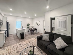 TV, offices - Modern 2 BD | Sleeps 6 | Northern Liberties (Philadelphia)