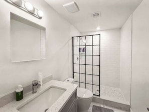 Shower, hair dryer, shampoo - Modern 2 BD | Sleeps 6 | Northern Liberties (Philadelphia)
