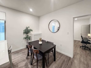 Dining - Modern 2 BD | Sleeps 6 | Northern Liberties (Philadelphia)