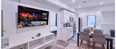 Køleskab, mikrobølgeovn, ovn, kogeplade