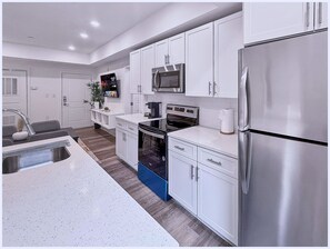 ثلاجة، ميكروويف، فرن، موقد طهي مسطح