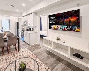 Réfrigérateur, four à micro-ondes, un four, surface de cuisson