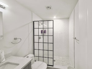 Een douche, een haardroger, shampoo