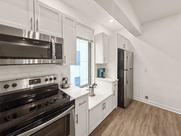 ثلاجة، ميكروويف، فرن، موقد طهي مسطح