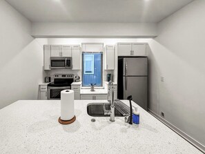 Refrigerador, microondas, horno, placa de cocina